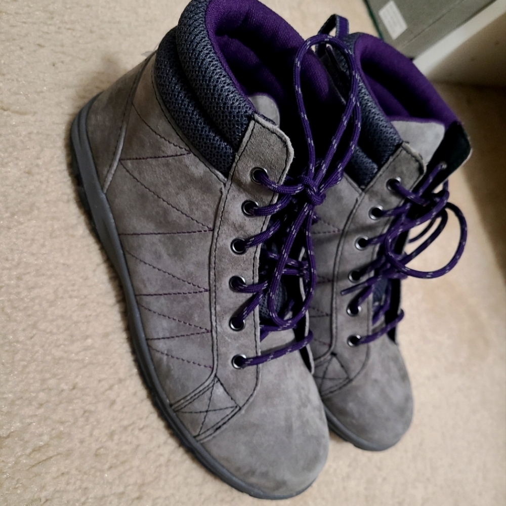 SOLD DONT BUY..IT WONT MAKE SOLD...Womans steel creek ankle boot